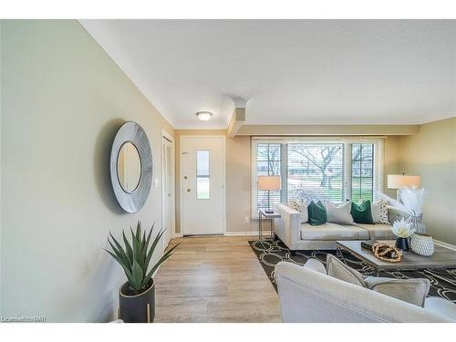 Main-15 Royale Road, St. Catharines, ON - Indoor Photo Showing Living Room