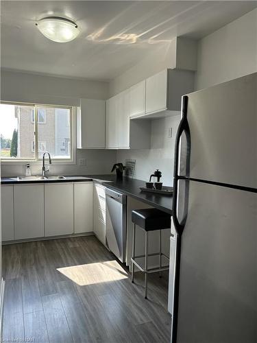 72-65 Dorchester Boulevard, St. Catharines, ON - Indoor Photo Showing Kitchen