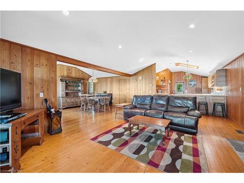 787 Point Abino Road S, Fort Erie, ON - Indoor Photo Showing Living Room