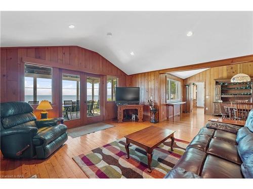 787 Point Abino Road S, Fort Erie, ON - Indoor Photo Showing Living Room