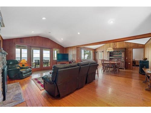 787 Point Abino Road S, Fort Erie, ON - Indoor Photo Showing Living Room