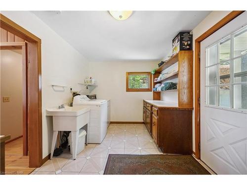 787 Point Abino Road S, Fort Erie, ON - Indoor Photo Showing Laundry Room