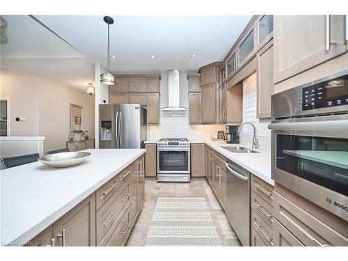 76 Bergenstein Crescent, Fonthill, ON - Indoor Photo Showing Kitchen With Double Sink With Upgraded Kitchen