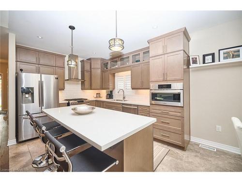 76 Bergenstein Crescent, Fonthill, ON - Indoor Photo Showing Kitchen With Upgraded Kitchen