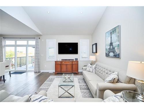 76 Bergenstein Crescent, Fonthill, ON - Indoor Photo Showing Living Room