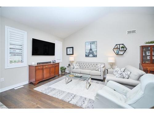 76 Bergenstein Crescent, Fonthill, ON - Indoor Photo Showing Living Room