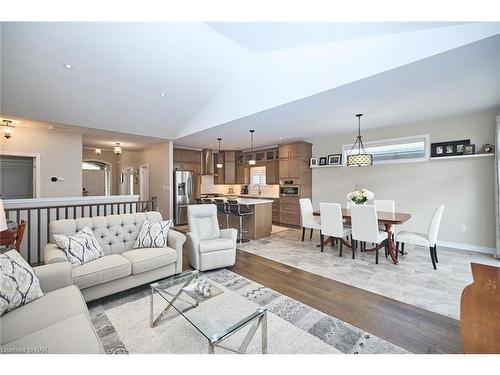 76 Bergenstein Crescent, Fonthill, ON - Indoor Photo Showing Living Room