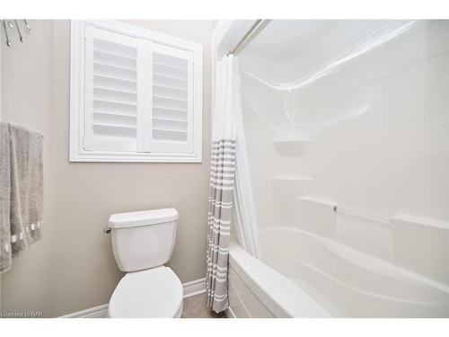 76 Bergenstein Crescent, Fonthill, ON - Indoor Photo Showing Bathroom