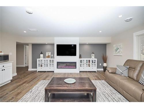 76 Bergenstein Crescent, Fonthill, ON - Indoor Photo Showing Living Room With Fireplace