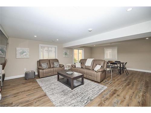 76 Bergenstein Crescent, Fonthill, ON - Indoor Photo Showing Living Room