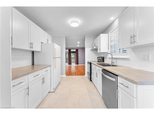 30-122 Bunting Road, St. Catharines, ON - Indoor Photo Showing Kitchen With Double Sink