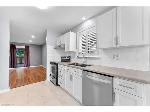 30-122 Bunting Road, St. Catharines, ON - Indoor Photo Showing Kitchen With Double Sink