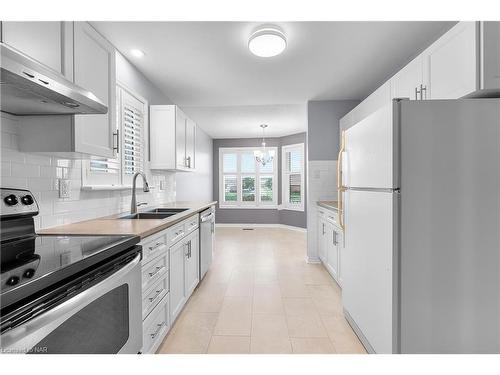 30-122 Bunting Road, St. Catharines, ON - Indoor Photo Showing Kitchen With Double Sink