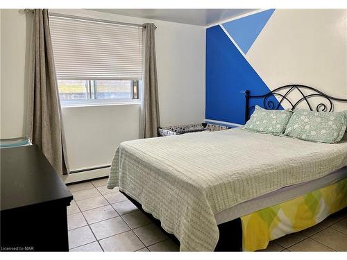 101-242 Oakdale Avenue, St. Catharines, ON - Indoor Photo Showing Bedroom