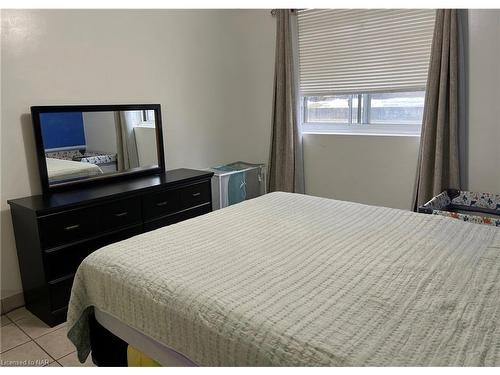 101-242 Oakdale Avenue, St. Catharines, ON - Indoor Photo Showing Bedroom