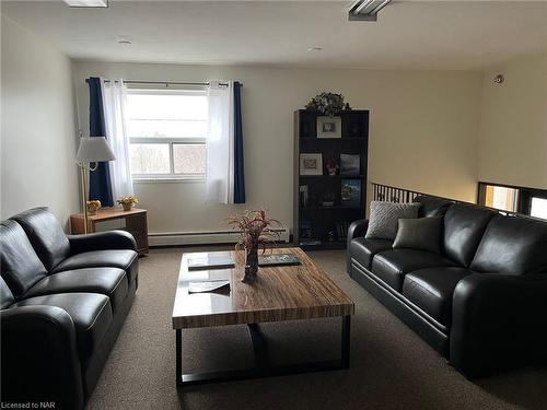 101-242 Oakdale Avenue, St. Catharines, ON - Indoor Photo Showing Living Room