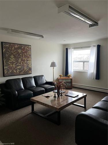 101-242 Oakdale Avenue, St. Catharines, ON - Indoor Photo Showing Living Room