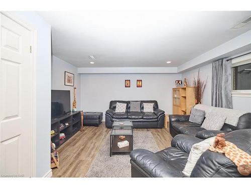 30 Cartier Drive, St. Catharines, ON - Indoor Photo Showing Living Room