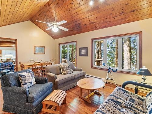 1077 Rignalls Road E, Bracebridge, ON - Indoor Photo Showing Living Room