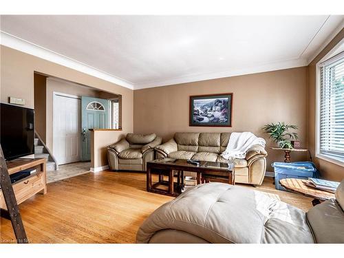 5811 Hillcrest Crescent, Niagara Falls, ON - Indoor Photo Showing Living Room