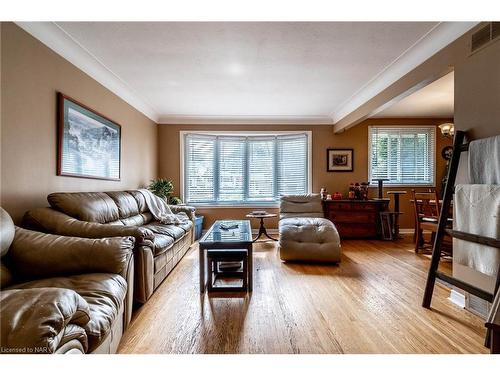 5811 Hillcrest Crescent, Niagara Falls, ON - Indoor Photo Showing Living Room