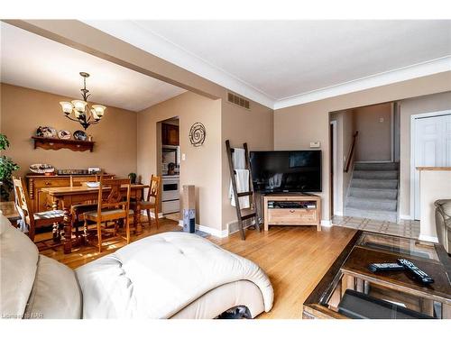 5811 Hillcrest Crescent, Niagara Falls, ON - Indoor Photo Showing Living Room