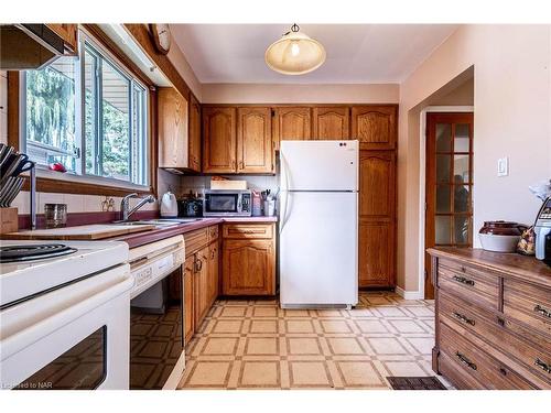 5811 Hillcrest Crescent, Niagara Falls, ON - Indoor Photo Showing Kitchen With Double Sink