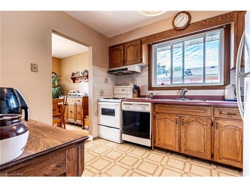 5811 Hillcrest Crescent, Niagara Falls, ON - Indoor Photo Showing Kitchen With Double Sink