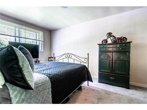 5811 Hillcrest Crescent, Niagara Falls, ON - Indoor Photo Showing Bedroom