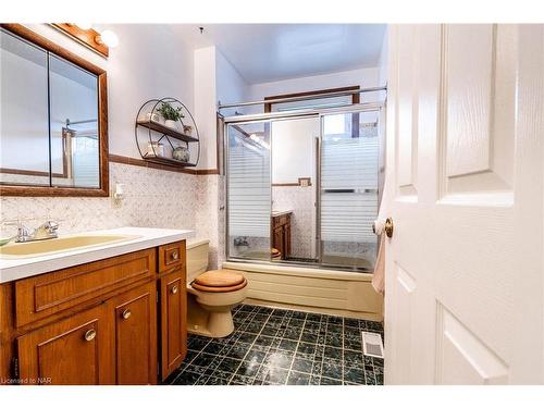 5811 Hillcrest Crescent, Niagara Falls, ON - Indoor Photo Showing Bathroom