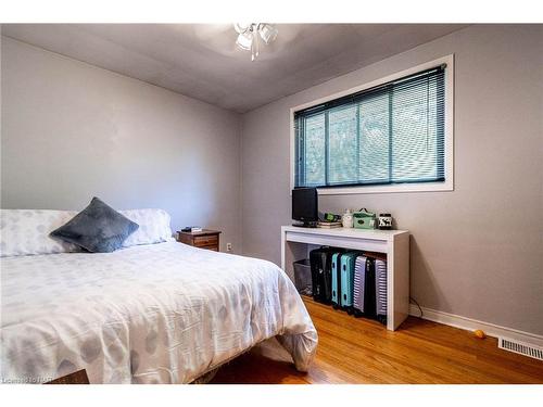 5811 Hillcrest Crescent, Niagara Falls, ON - Indoor Photo Showing Bedroom