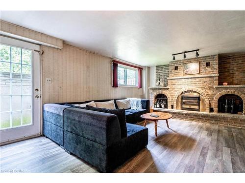 5811 Hillcrest Crescent, Niagara Falls, ON - Indoor Photo Showing Living Room With Fireplace