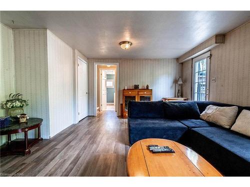 5811 Hillcrest Crescent, Niagara Falls, ON - Indoor Photo Showing Living Room