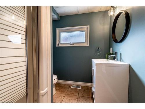 5811 Hillcrest Crescent, Niagara Falls, ON - Indoor Photo Showing Bathroom