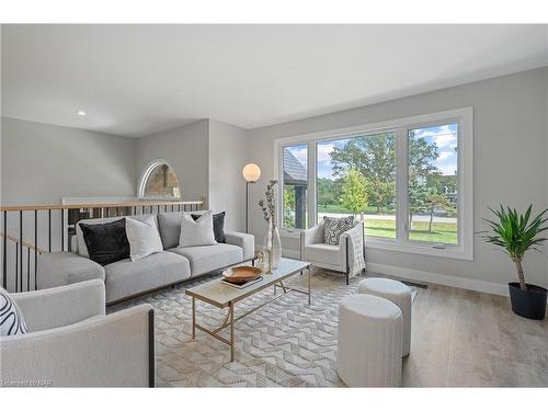 10513 Willoughby Drive, Niagara Falls, ON - Indoor Photo Showing Living Room