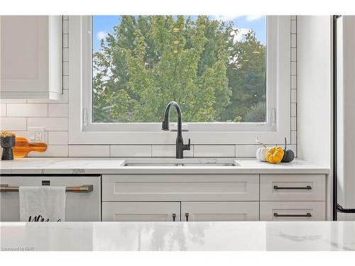 10513 Willoughby Drive, Niagara Falls, ON - Indoor Photo Showing Kitchen