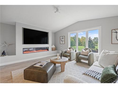 10513 Willoughby Drive, Niagara Falls, ON - Indoor Photo Showing Living Room With Fireplace