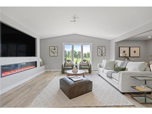 10513 Willoughby Drive, Niagara Falls, ON - Indoor Photo Showing Living Room With Fireplace