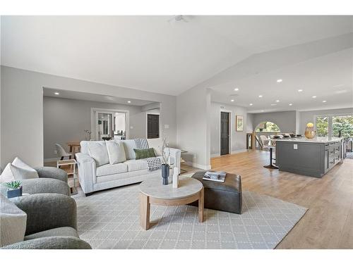 10513 Willoughby Drive, Niagara Falls, ON - Indoor Photo Showing Living Room