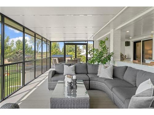 10513 Willoughby Drive, Niagara Falls, ON - Indoor Photo Showing Living Room