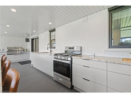 10513 Willoughby Drive, Niagara Falls, ON - Indoor Photo Showing Kitchen