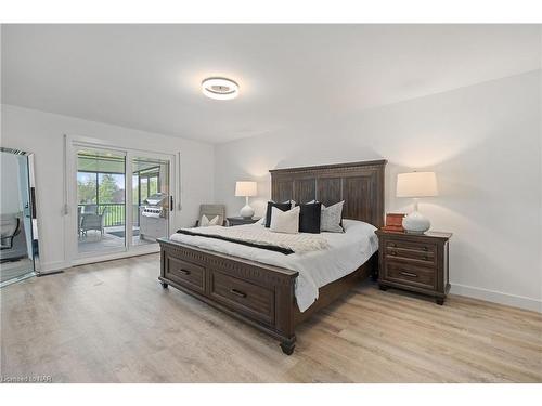 10513 Willoughby Drive, Niagara Falls, ON - Indoor Photo Showing Bedroom