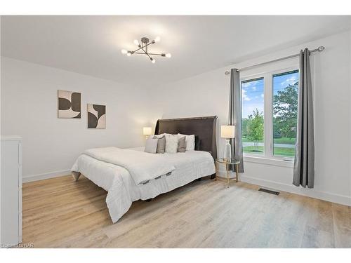 10513 Willoughby Drive, Niagara Falls, ON - Indoor Photo Showing Bedroom