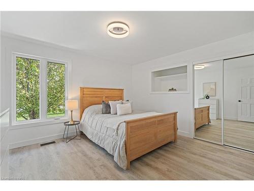 10513 Willoughby Drive, Niagara Falls, ON - Indoor Photo Showing Bedroom