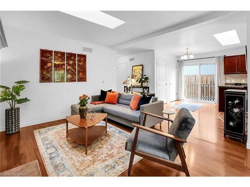 19 Wyckliffe Avenue, Niagara-On-The-Lake, ON - Indoor Photo Showing Living Room