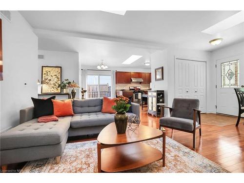 19 Wyckliffe Avenue, Niagara-On-The-Lake, ON - Indoor Photo Showing Living Room