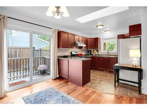 19 Wyckliffe Avenue, Niagara-On-The-Lake, ON - Indoor Photo Showing Kitchen