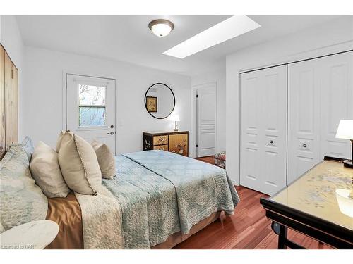 19 Wyckliffe Avenue, Niagara-On-The-Lake, ON - Indoor Photo Showing Bedroom