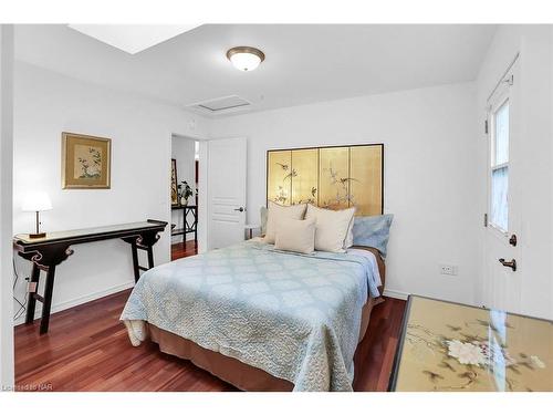 19 Wyckliffe Avenue, Niagara-On-The-Lake, ON - Indoor Photo Showing Bedroom