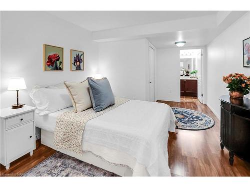 19 Wyckliffe Avenue, Niagara-On-The-Lake, ON - Indoor Photo Showing Bedroom